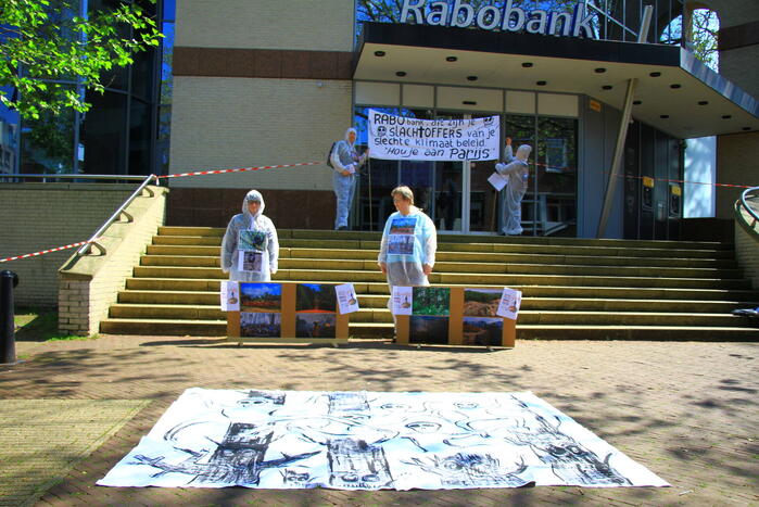 Klimaatactivisten voeren actie bij Rabobank