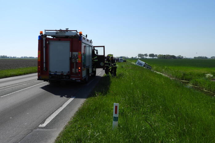 Caravan raakt los van auto en belandt in sloot