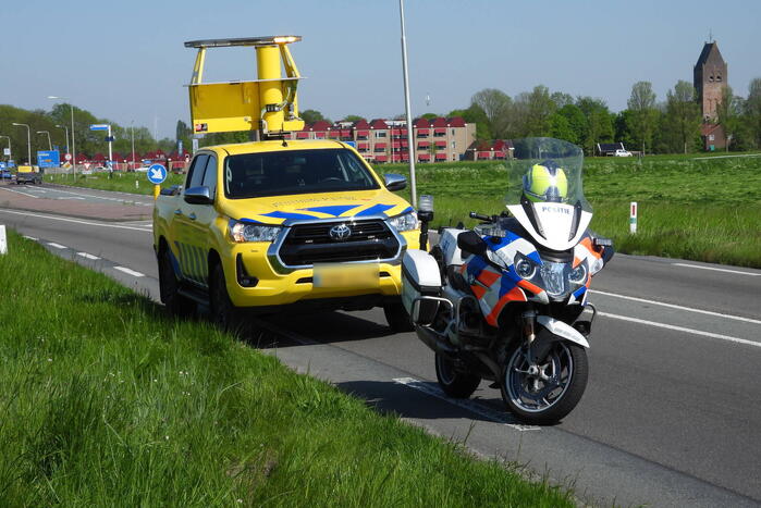 Caravan raakt los van auto en belandt in sloot