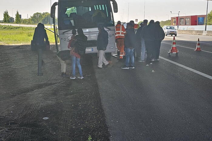 Touringcar strandt door klapband
