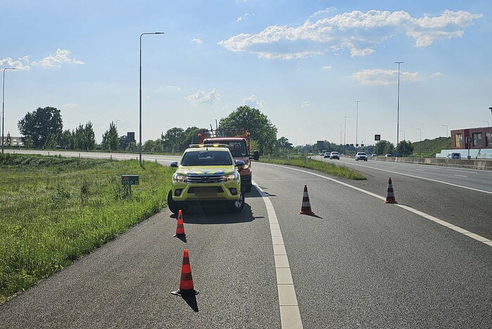 Touringcar strandt door klapband