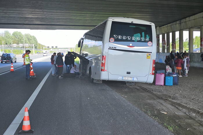 Touringcar strandt door klapband