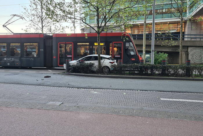 Forse schade bij aanrijding tussen tram en auto