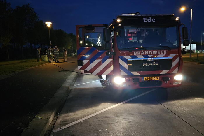 Brandweer blust container bij tankstation