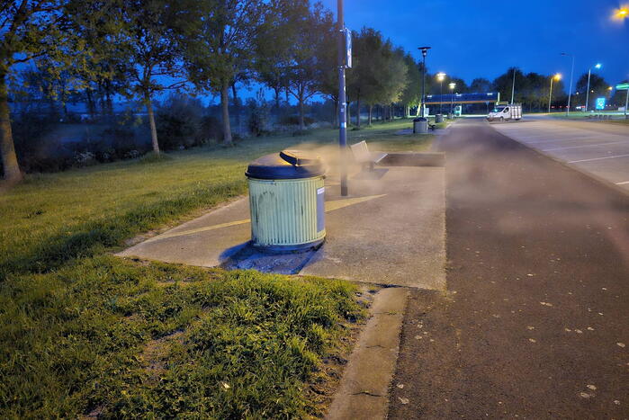 Brandweer blust container bij tankstation