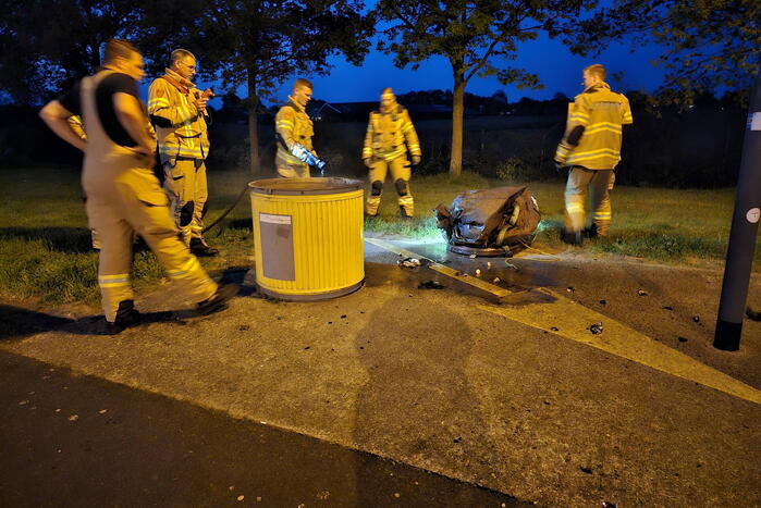 Brandweer blust container bij tankstation