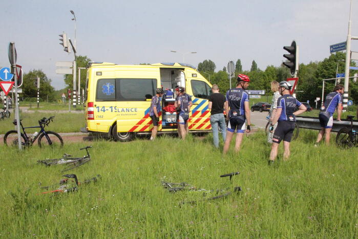 Wielrenner aangereden door auto op kruispunt