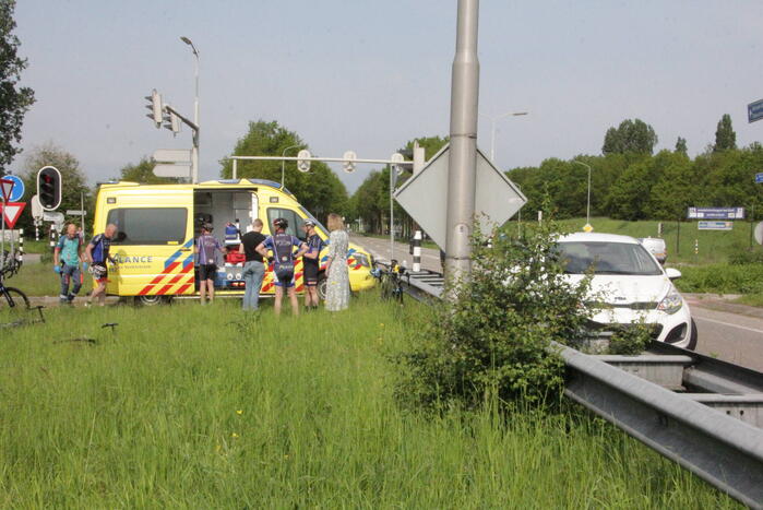 Wielrenner aangereden door auto op kruispunt