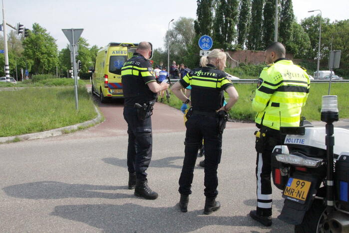 Wielrenner aangereden door auto op kruispunt