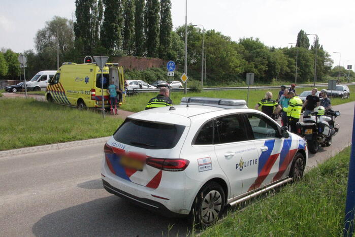 Wielrenner aangereden door auto op kruispunt