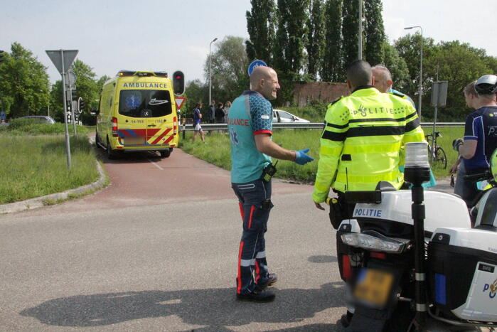 Wielrenner aangereden door auto op kruispunt