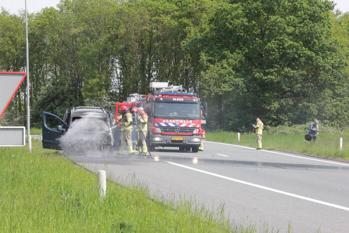 Voertuig vat al rijdend vlam, drie inzittenden ongedeerd