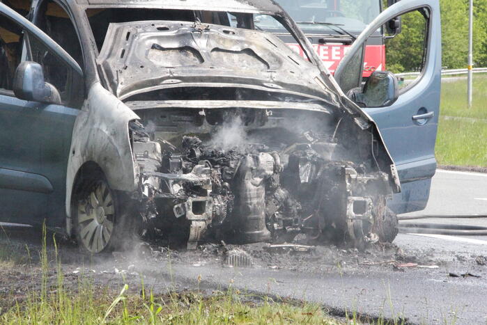 Voertuig vat al rijdend vlam, drie inzittenden ongedeerd