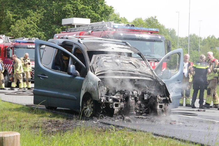 Voertuig vat al rijdend vlam, drie inzittenden ongedeerd