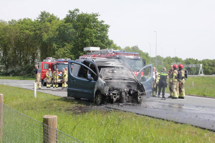 Voertuig vat al rijdend vlam, drie inzittenden ongedeerd