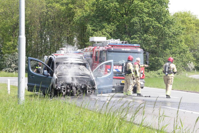 Voertuig vat al rijdend vlam, drie inzittenden ongedeerd