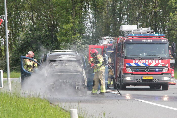 Voertuig vat al rijdend vlam, drie inzittenden ongedeerd