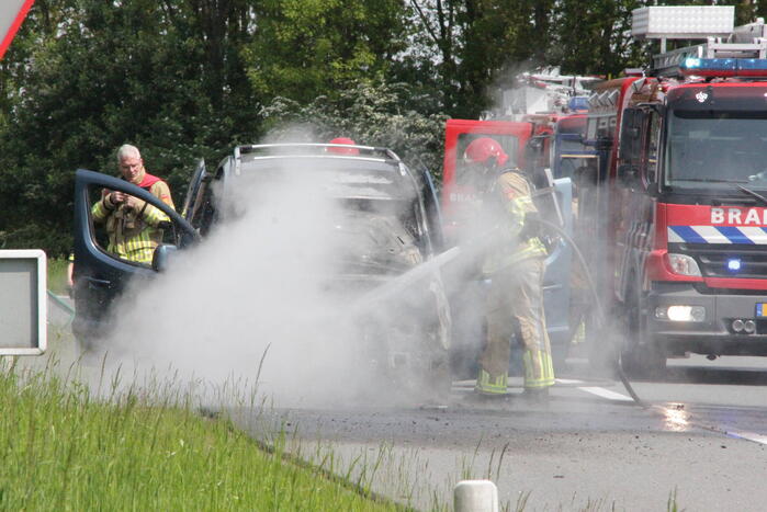 Voertuig vat al rijdend vlam, drie inzittenden ongedeerd