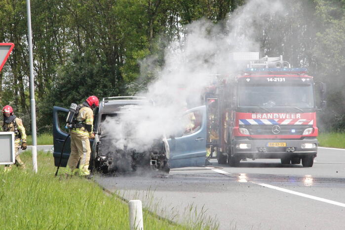 Voertuig vat al rijdend vlam, drie inzittenden ongedeerd