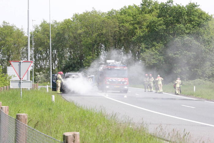 Voertuig vat al rijdend vlam, drie inzittenden ongedeerd