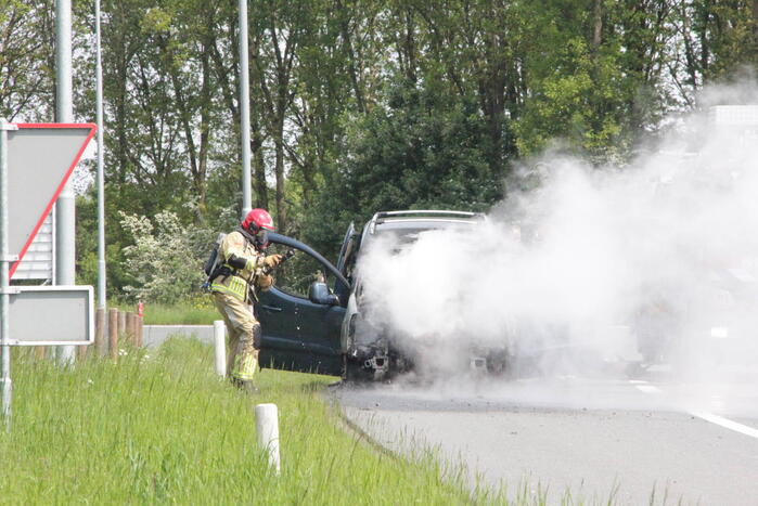 Voertuig vat al rijdend vlam, drie inzittenden ongedeerd