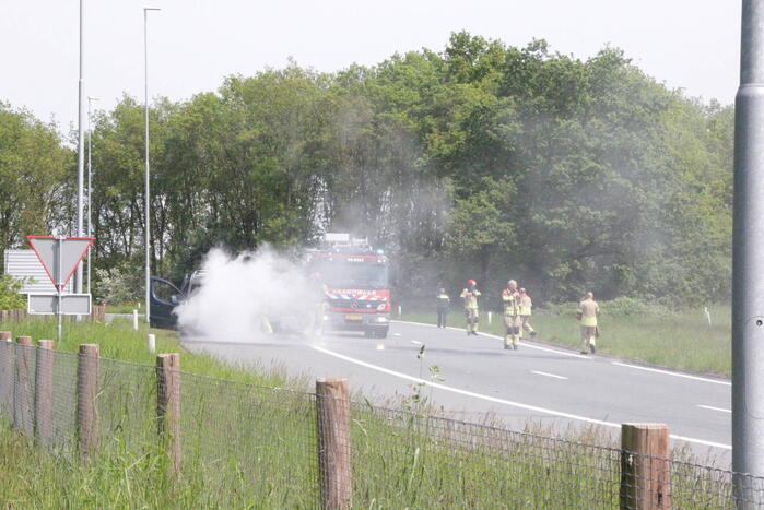 Voertuig vat al rijdend vlam, drie inzittenden ongedeerd