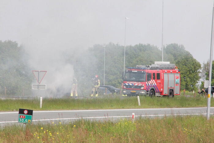 Voertuig vat al rijdend vlam, drie inzittenden ongedeerd