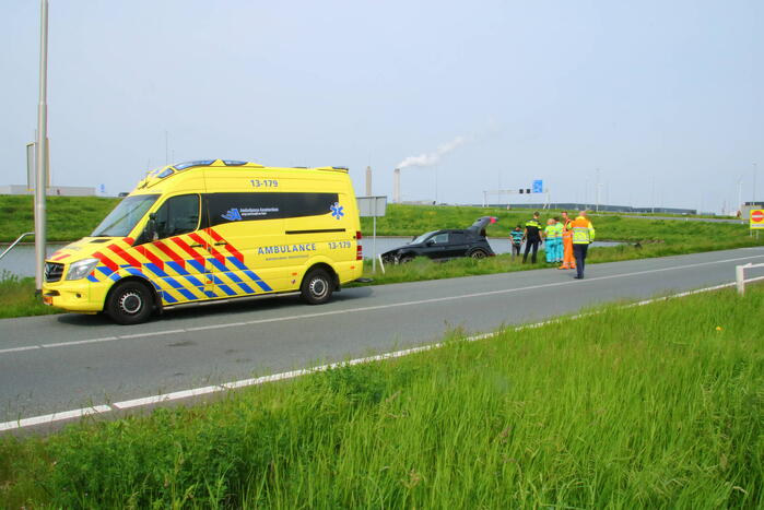 Automobilist ramt lantaarnpaal