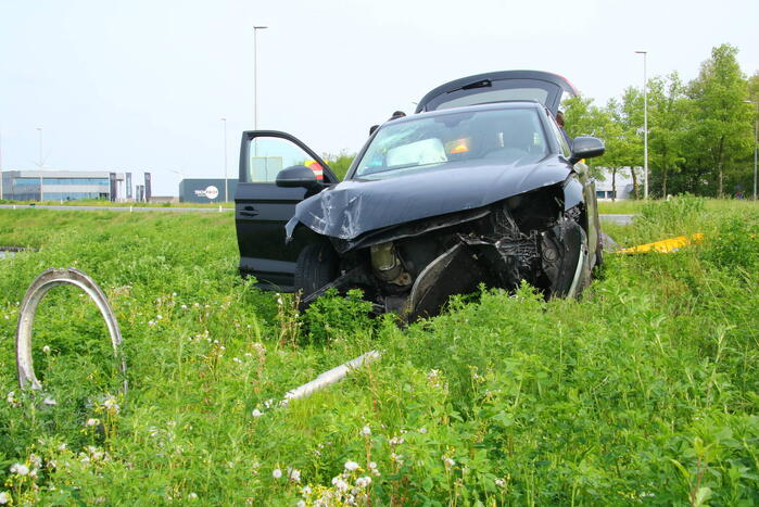 Automobilist ramt lantaarnpaal