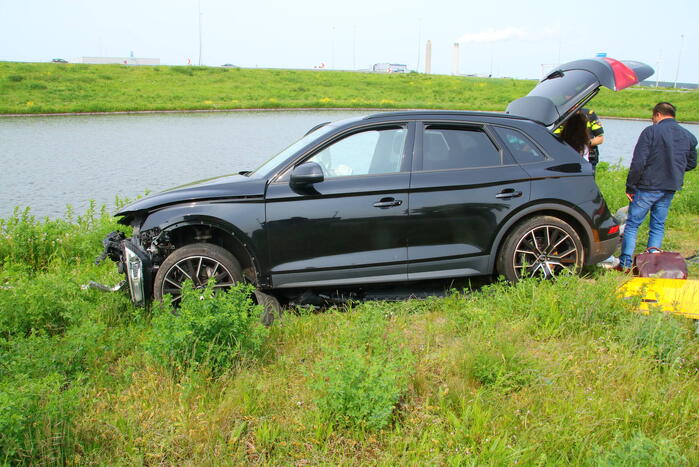 Automobilist ramt lantaarnpaal