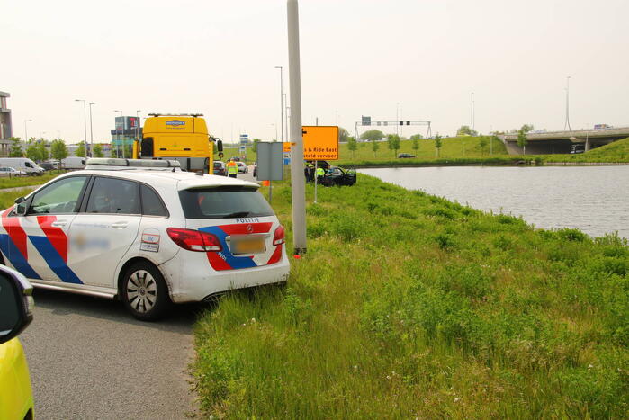 Automobilist ramt lantaarnpaal