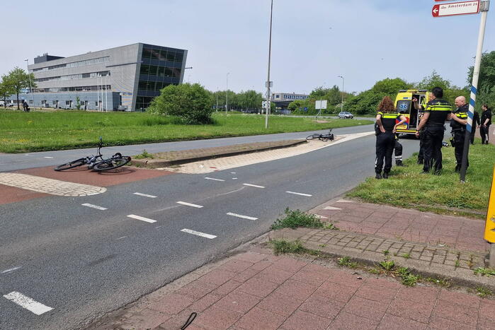 Twee fietsers en motorrijder gewond bij botsing