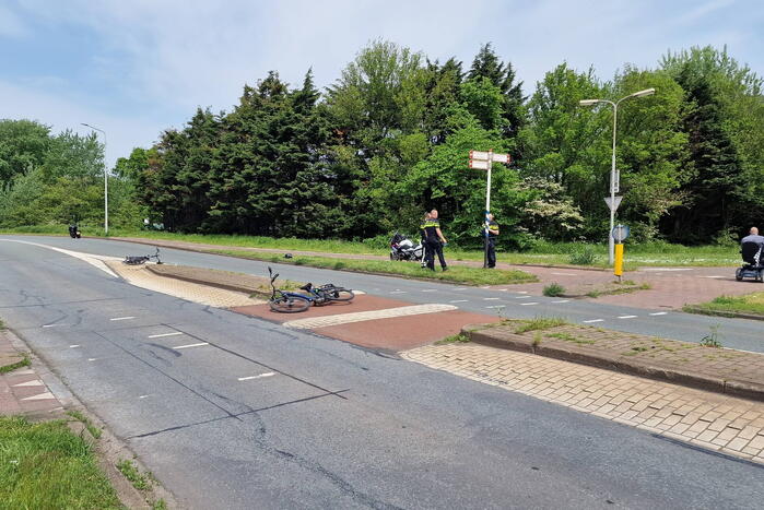 Twee fietsers en motorrijder gewond bij botsing