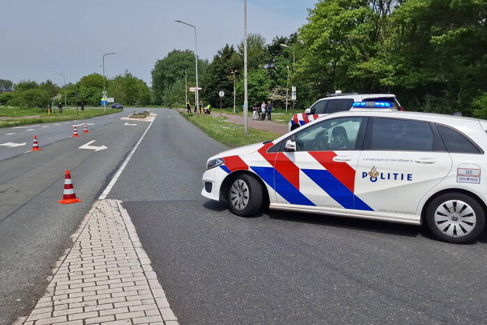 Twee fietsers en motorrijder gewond bij botsing