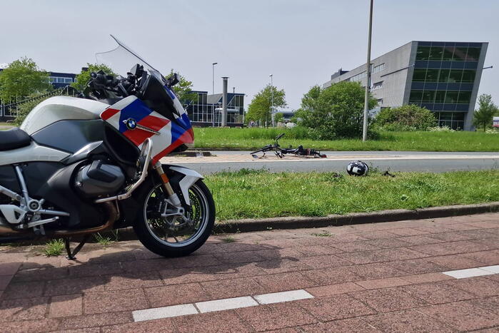 Twee fietsers en motorrijder gewond bij botsing