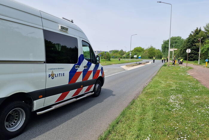 Twee fietsers en motorrijder gewond bij botsing