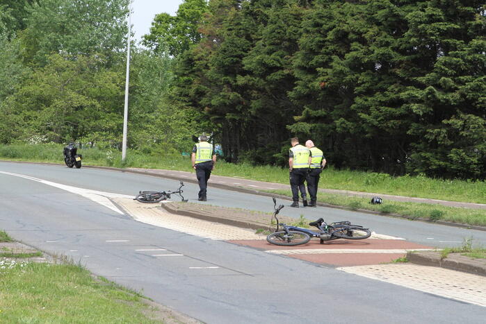 Twee fietsers en motorrijder gewond bij botsing