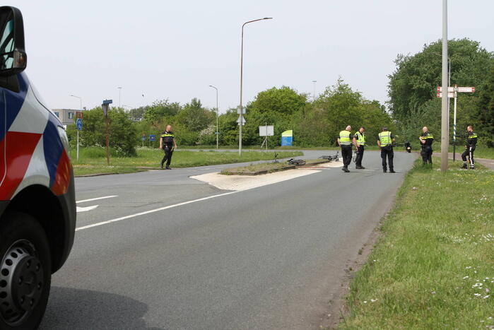 Twee fietsers en motorrijder gewond bij botsing