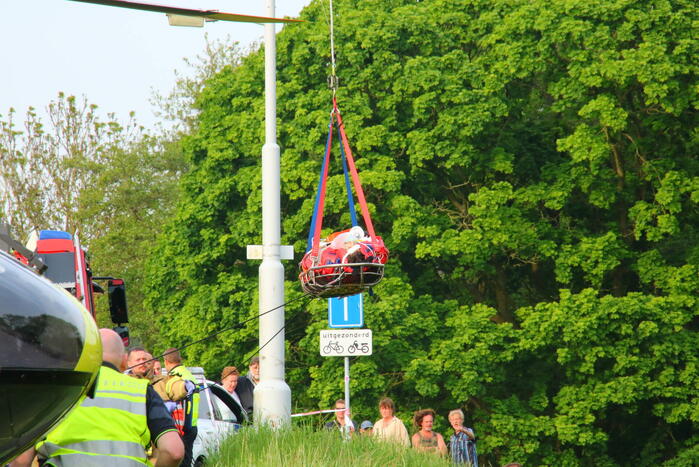 Scooterrijder zwaargewond na val van dijk
