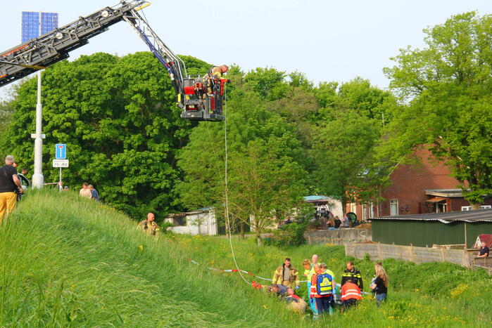 Scooterrijder zwaargewond na val van dijk