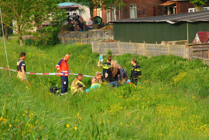 Scooterrijder zwaargewond na val van dijk