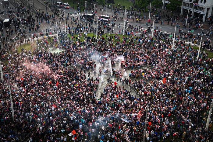 Duizenden supporters in fontein na kampioenschap
