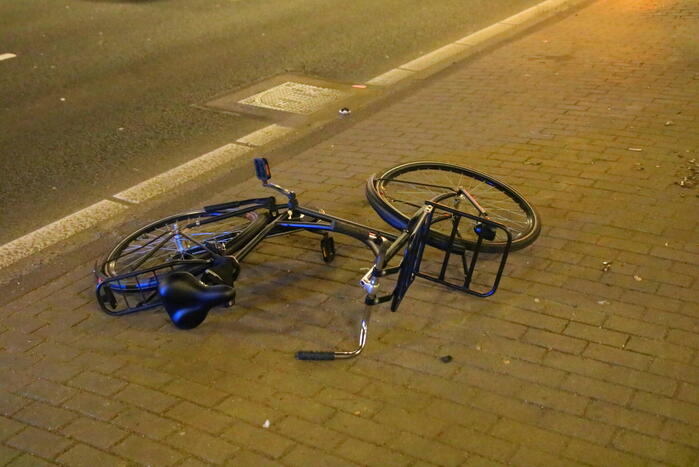 Auto zwaar beschadigd na scheppen fietser