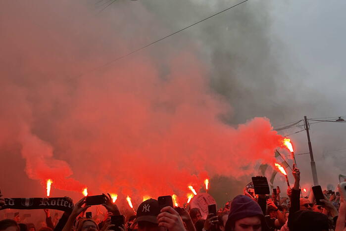 Feyenoord gehuldigd in overvolle stad
