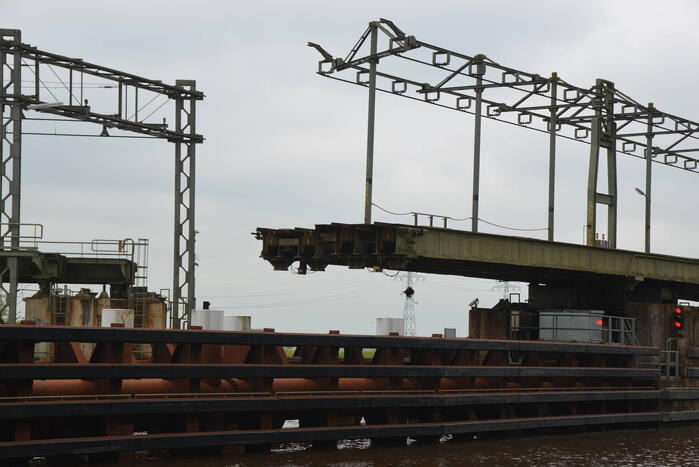 Beschadigde HRMK spoorbrug verstoort treinverkeer