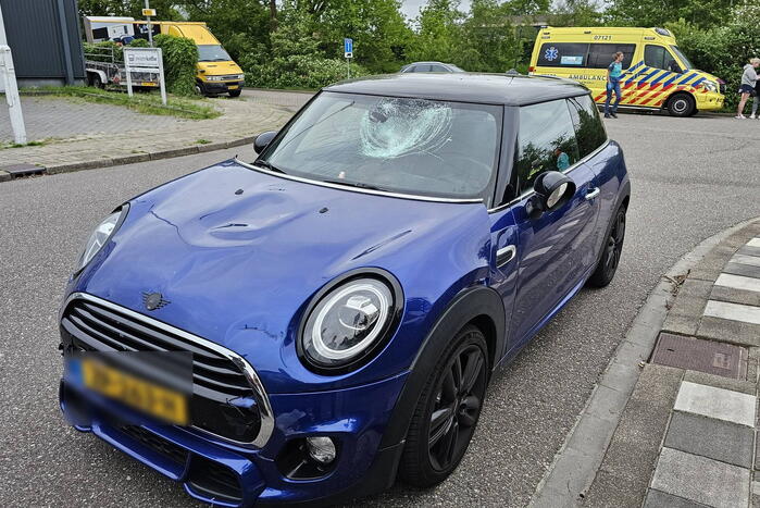 Fietser en automobilist in botsing