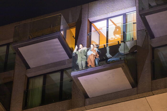 Gezin van balkon gered na brand