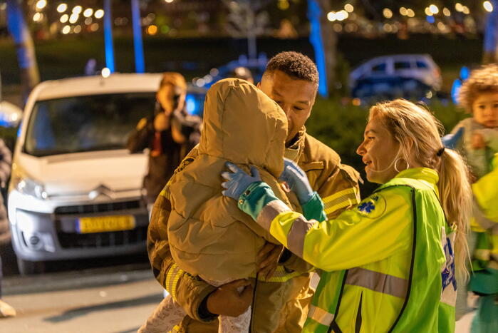 Gezin van balkon gered na brand