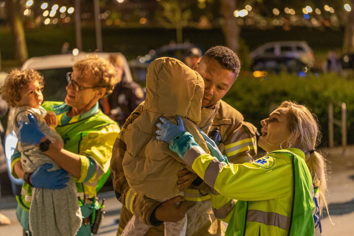 Gezin van balkon gered na brand