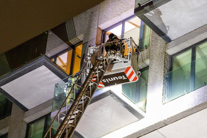 Gezin van balkon gered na brand